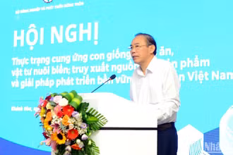 Thứ trưởng Nông nghiệp và Phát triển nông thôn Phùng Đức Tiến phát biểu tại hội nghị.