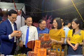 Các đại biểu tham quan gian hàng sản phẩm các HTX tại Phát động phong trào khởi nghiệp hợp tác xã, Chương trình xúc tiến thương mại các hợp tác xã diễn ra tối 5/4, tại Hải Phòng.