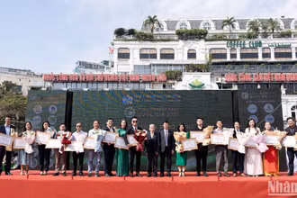 Trao Bằng công nhận “Vì môi trường xanh quốc gia 2023” cho các doanh nghiệp tiêu biểu có những đóng góp tích cực trong công tác bảo vệ môi trường.