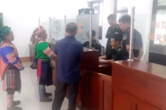 Làm thủ tục xuất cảnh cho cư dân biên giới ở Cửa khẩu Mường Khương, ngày 27/7/2023. (Ảnh: TL)