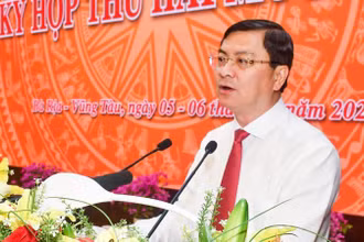 Đồng chí Nguyễn Công Vinh, Phó Chủ tịch Ủy ban nhân dân tỉnh phát biểu tại kỳ họp.