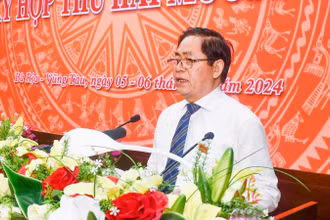 Đồng chí Phạm Viết Thanh Bí thư Tỉnh ủy, Chủ tịch Hội đồng nhân dân tỉnh phát biểu tại kỳ họp.