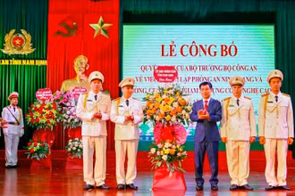 Đồng chí Phạm Đình Nghị, Chủ tịch UBND tỉnh Nam Định tặng hoa chúc mừng đại diện Phòng An ninh mạng và phòng, chống tội phạm sử dụng công nghệ cao thuộc Công an tỉnh.