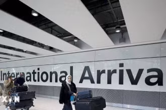 Hành khách tại sân bay Heathrow ở thủ đô London, Anh. (Ảnh: THX/TTXVN). 