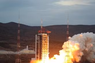 Tên lửa đẩy Trường Chinh-2C mang theo vệ tinh S-SAR01 rời bệ phóng tại Trung tâm phóng vệ tinh Thái Nguyên, tỉnh Sơn Tây (Trung Quốc), ngày 13/10/2022. (Ảnh: THX/TTXVN)