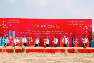 Các đại biểu tham dự lễ động thổ khởi công xây dựng dự án Khu nhà ở xã hội Khu dân cư đồi Ngân hàng tại thành phố Hạ Long.