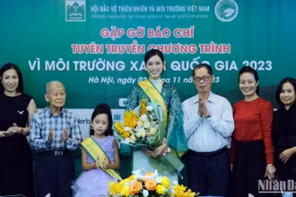 Ban tổ chức và các đại sứ chụp ảnh tại buổi họp báo.