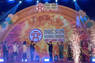 Các đại biểu ấn nút khai mạc Hội chợ Đặc sản Vùng miền Việt Nam 2023. (Ảnh: THANH TRÀ)