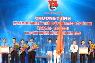 Đại diện lãnh đạo Thành ủy Thành phố Hồ Chí Minh trao phần thưởng cao quý cho Ban Thường vụ Thành đoàn vì đã có thành tích xuất sắc trong công tác phòng, chống dịch Covid-19.