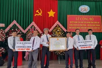 Lãnh đạo tỉnh Long An trao Bằng công nhận xã nông thôn mới nâng cao cho xã Vĩnh Công, huyện Châu Thành, Long An. 
