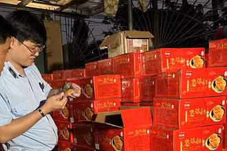 Các sản phẩm bánh trung thu không rõ nguồn gốc bị lực lượng chức năng thu giữ tại thành phố Hà Nội.