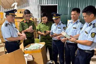 Lực lượng chức năng kiểm tra số hàng hóa vi phạm.