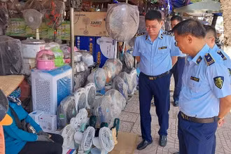 Lực lượng quản lý thị trường thành phố Hà Nội kiểm tra việc kinh doanh, lưu thông hàng hóa thiết bị điện trên địa bàn.