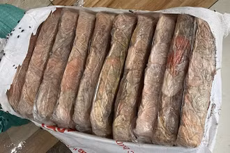 Toàn bộ 2,3 tấn thực phẩm bị thu giữ đều đang trong tình trạng bốc mùi hôi thối, đổi màu thâm đen và chảy nước.