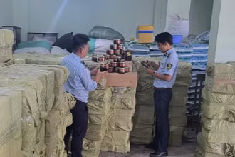 Lực lượng quản lý thị trường tỉnh Phú Yên đã tiến hành tạm giữ toàn bộ số hàng hóa để tiếp tục làm rõ và xử lý theo quy định của pháp luật.