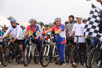 Chủ tịch Quốc hội Lào Saysomphone Phomvihane và Đại sứ Nguyễn Bá Hùng hào hứng tham gia Cuộc đua xe đạp “Đoàn xe của tình đoàn kết”. (Ảnh: Nguyễn Hải Tiến)