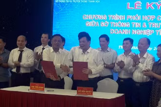 Đại diện Sở Thông tin và Truyền thông và Hiệp Hội Doanh nghiệp tỉnh Thanh Hóa ký kết chương trình phối hợp công tác.