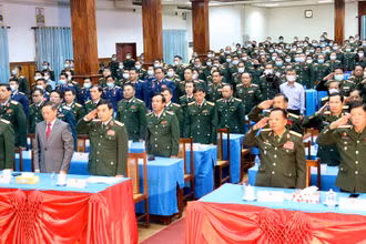 Các đại biểu thực hiện nghi thức chào cờ tại buổi lễ. (Ảnh: TRỊNH QUỐC DŨNG)