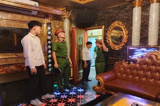 Lực lượng cảnh sát phòng cháy chữa cháy kiểm tra quán kinh doanh karaoke.
