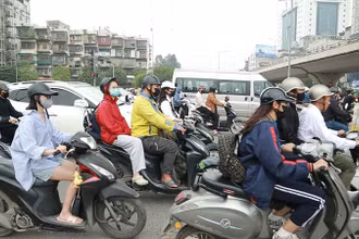 Người tham gia giao thông đội mũ bảo hiểm không đạt chuẩn