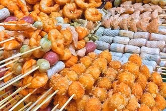 hình ảnh các loại xiên bẩn được bày bán đủ hình dạng, màu sắc