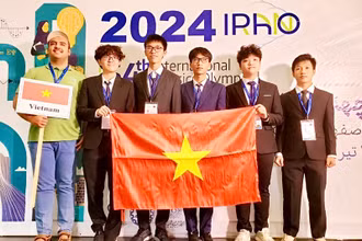 Đội tuyển học sinh Việt Nam dự thi Olympic Vật lý quốc tế 2024:(Từ người thứ 2, trái sang phải) Nguyễn Nhật Minh, Thân Thế Công, Trương Phi Hùng , Nguyễn Thành Duy, Hà Duyên Phúc. 
