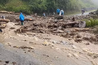 Trên Quốc lộ 32, tại Km267+250 (khu vực đèo Khau Phạ) lũ cuốn trôi nhiều đất đá gây ách tắc giao thông cục bộ.