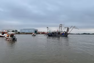 Các lực lượng chức năng của thị xã Quảng Yên đang nỗ lực tìm kiếm các nạn nhân mất tích trong vụ lật thuyền nan.
