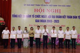 Phó Chủ tịch Thường trực UBND tỉnh Vương Quốc Tuấn và Phó Chủ tịch Thường trực HĐND tỉnh Trần Thị Hằng trao Bằng khen cho các điển hình tiên tiến.