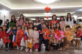 Đại sứ Việt Nam tại Liên bang Nga Đặng Minh Khôi chụp ảnh cùng các em nhỏ trong không gian văn hóa Ngày Tết cổ truyền của dân tộc Việt Nam.