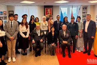 Tổng Lãnh sự Việt Nam tại Ekaterinburg Nguyễn Mai Hường và các đại biểu chụp ảnh lưu niệm.