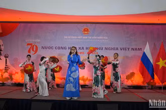 Cô gái Nga Milena Abdullaeva thể hiện ca khúc "Hello Vietnam" tại sự kiện.