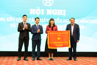 Bộ trưởng Văn hóa, Thể thao và Du lịch Nguyễn Văn Hùng trao cờ thi đua cho đại diện lãnh đạo Sở Du lịch Hà Nội.