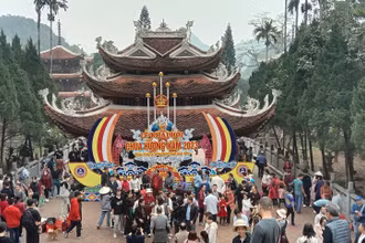 Lễ hội chùa Hương năm 2023 thu hút đông đảo khách thập phương tham quan, chiêm bái.