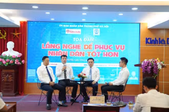 Các đại biểu trao đổi về việc làm thế nào để Trung tâm Phục vụ hành chính công giải quyết công việc hiệu quả hơn nữa.