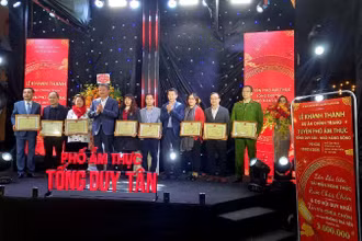 Phó Chủ tịch UBND thành phố Hà Nội Nguyễn Mạnh Quyền khen thưởng những tập thể, cá nhân có nhiều đóng góp trong cải tạo tuyến phố ẩm thực.