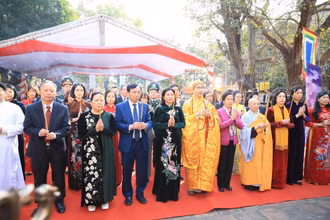 Các đại biểu dâng hương tưởng niệm Hai Bà Trưng.