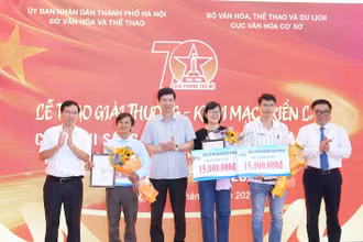 Ban Tổ chức tôn vinh những tác giả có tác phẩm xuất sắc nhất tham gia cuộc thi.