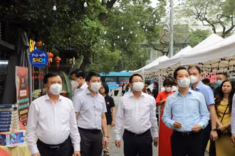 Bí thư Thành ủy Hà Nội Đinh Tiến Dũng tham quan hoạt động của Phố Sách.