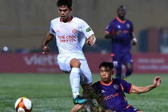 Thể Công Viettel (áo trắng) thua Becamex Bình Dương 0-1. (Ảnh TRẦN HẢI)