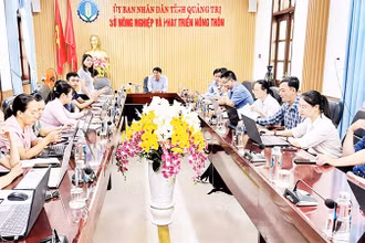 Các học viên làm bài kiểm tra đánh giá kết quả bồi dưỡng lý luận chính trị.