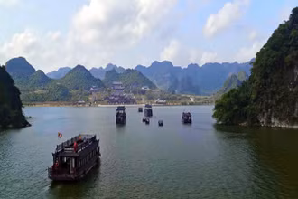 Vẻ đẹp bình yên ở chùa Tam Chúc.