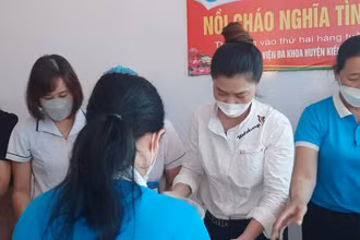 Hơn 200 suất cháo nghĩa tình đầu tiên được Hội Liên hiệp phụ nữ huyện Kiến Xương (tỉnh Thái Bình) tổ chức nấu, phát miễn phí cho bệnh nhân.