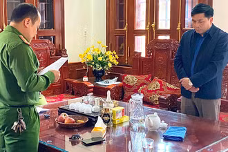 Cơ quan Công an thi hành Quyết định khởi tố bị can và lệnh cấm đi khỏi nơi cư trú đối với ông Nguyễn Ích Chánh.