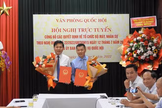 Các đồng chí lãnh đạo Cục Quản trị III-Văn phòng Quốc hội nhận quyết định bổ nhiệm.