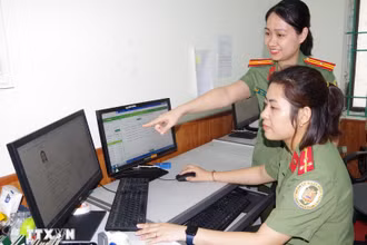 Cán bộ, chiến sĩ Phòng Quản lý xuất nhập cảnh, Công an tỉnh Hà Nam, tiếp nhận hồ sơ đăng ký đề nghị cấp hộ chiếu phổ thông của công dân trên cổng dịch vụ công trực tuyến. (Ảnh: Thanh Tuấn/TTXVN)