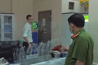 Công an khám nghiệm hiện trường bên trong Phòng giao dịch Tam Phước sau vụ cướp.