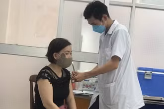 Tiêm vaccine ngừa Covid-19 cho người dân tại CDC Cần Thơ.