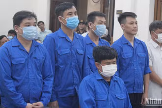 Các bị cáo tại phiên tòa xét xử.