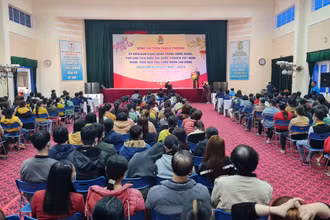 Phó Chủ tịch Quốc hội Trần Quang Phương trò chuyện, động viên công nhân lao động nghèo tại Đà Nẵng.